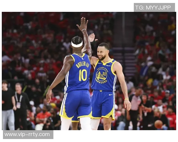 勇士开局强势发力巴特勒拼劲扑抢助攻库里三分轰炸老鹰